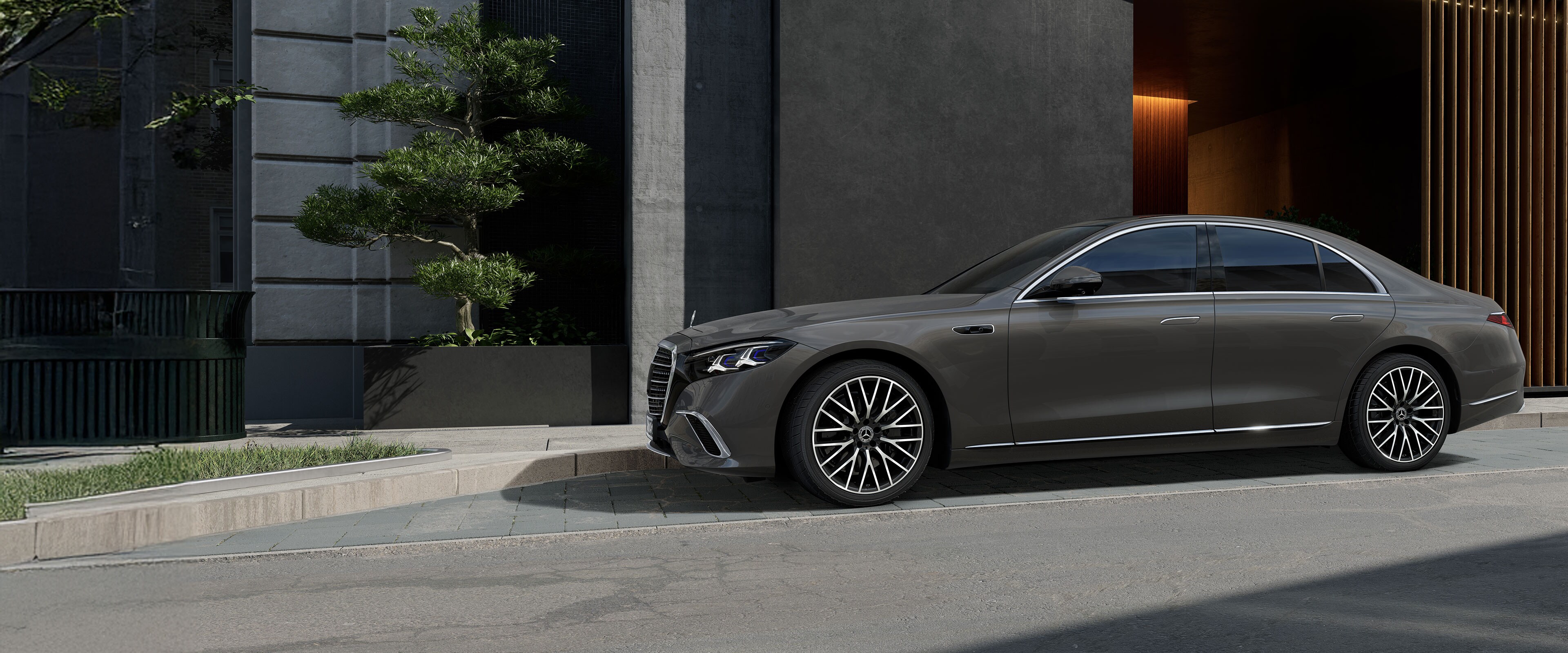 Nowy model Klasy S Limuzyna Mercedes-Benz w zbliżeniu z boku.