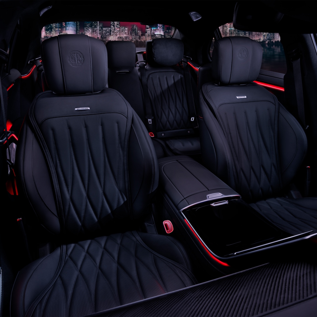 Widok boczny foteli przednich i kokpitu modelu Mercedes-AMG S 63 E PERFORMANCE.