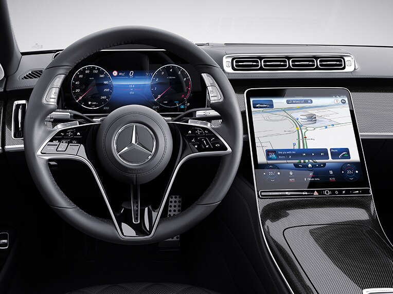 Wyświetlacz kierowcy w limuzynie Klasy S Mercedes-Benz.