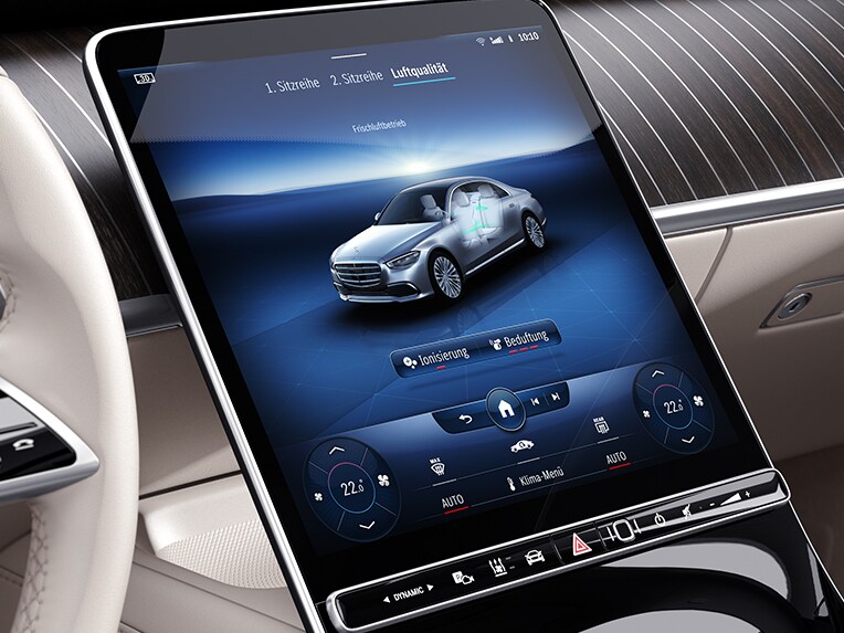 Pakiet AIR-BALANCE na wyświetlaczu centralnym OLED w limuzynie Klasy S Mercedes-Benz.