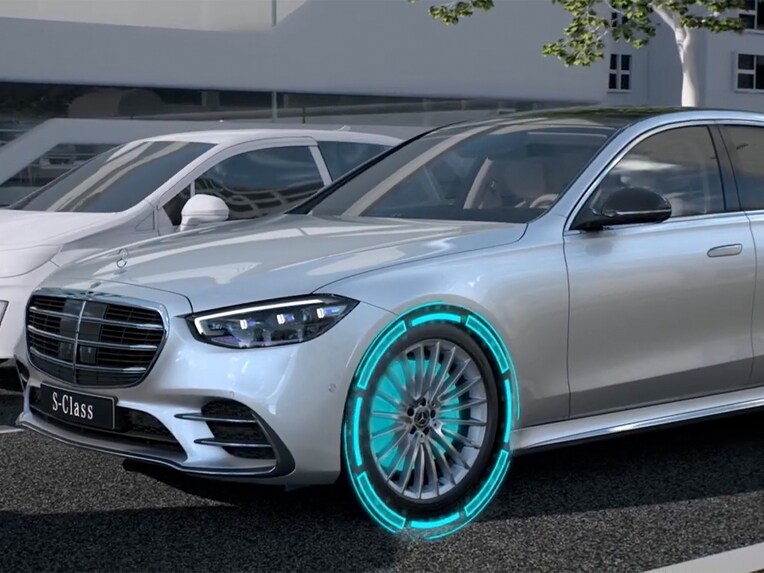 Film pokazuje, jak działają funkcje PRE-SAFE® Plus w limuzynie Klasy S od Mercedesa-Benz.