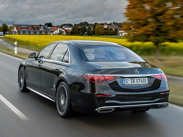 Limuzyna Klasy S Mercedes-Benz w widoku z tyłu.