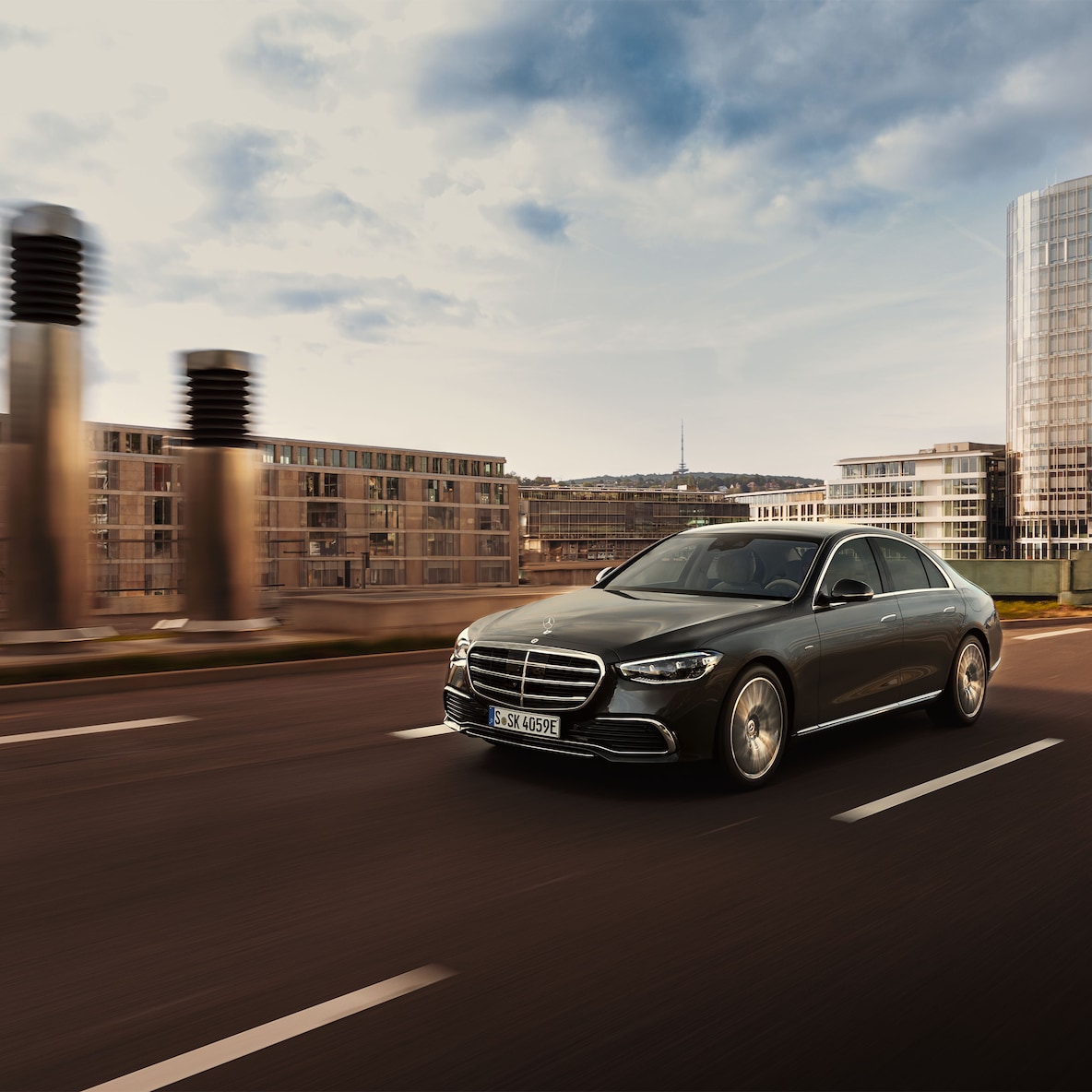  Mercedes-Benz Klasa S Limuzyna w widoku bocznym.