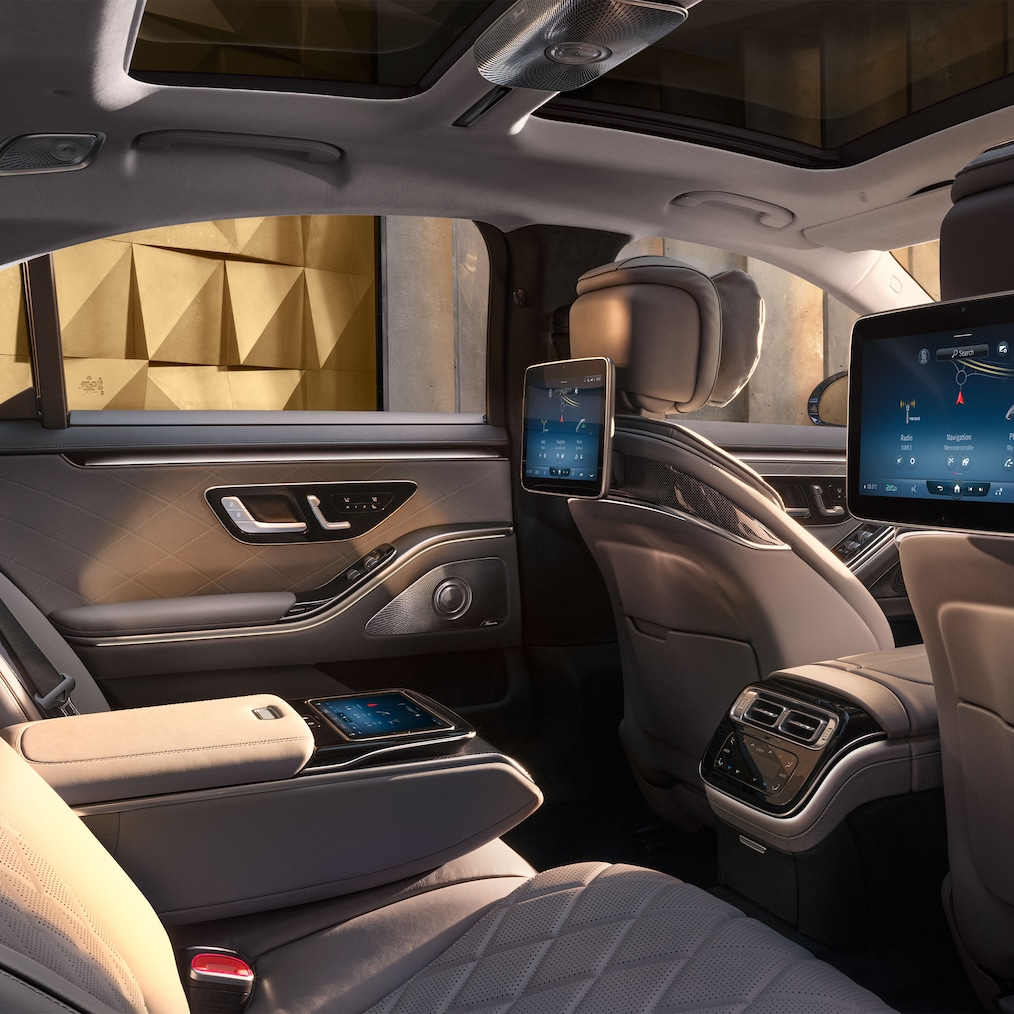 Tył Mercedes-Benz Klasa S Limuzyna ze stałą konsolą środkową w stylu biznesowym.