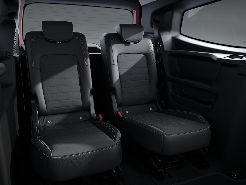 Zdjęcie przedstawia czarne indywidualne siedzenia tylne w 3. rzędzie siedzeń pojazdu Mercedes Klasy T.