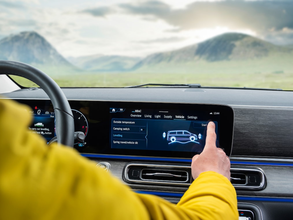  System poziomowania kampera AIRMATIC plus w panoramicznym kokpicie Marco Polo.