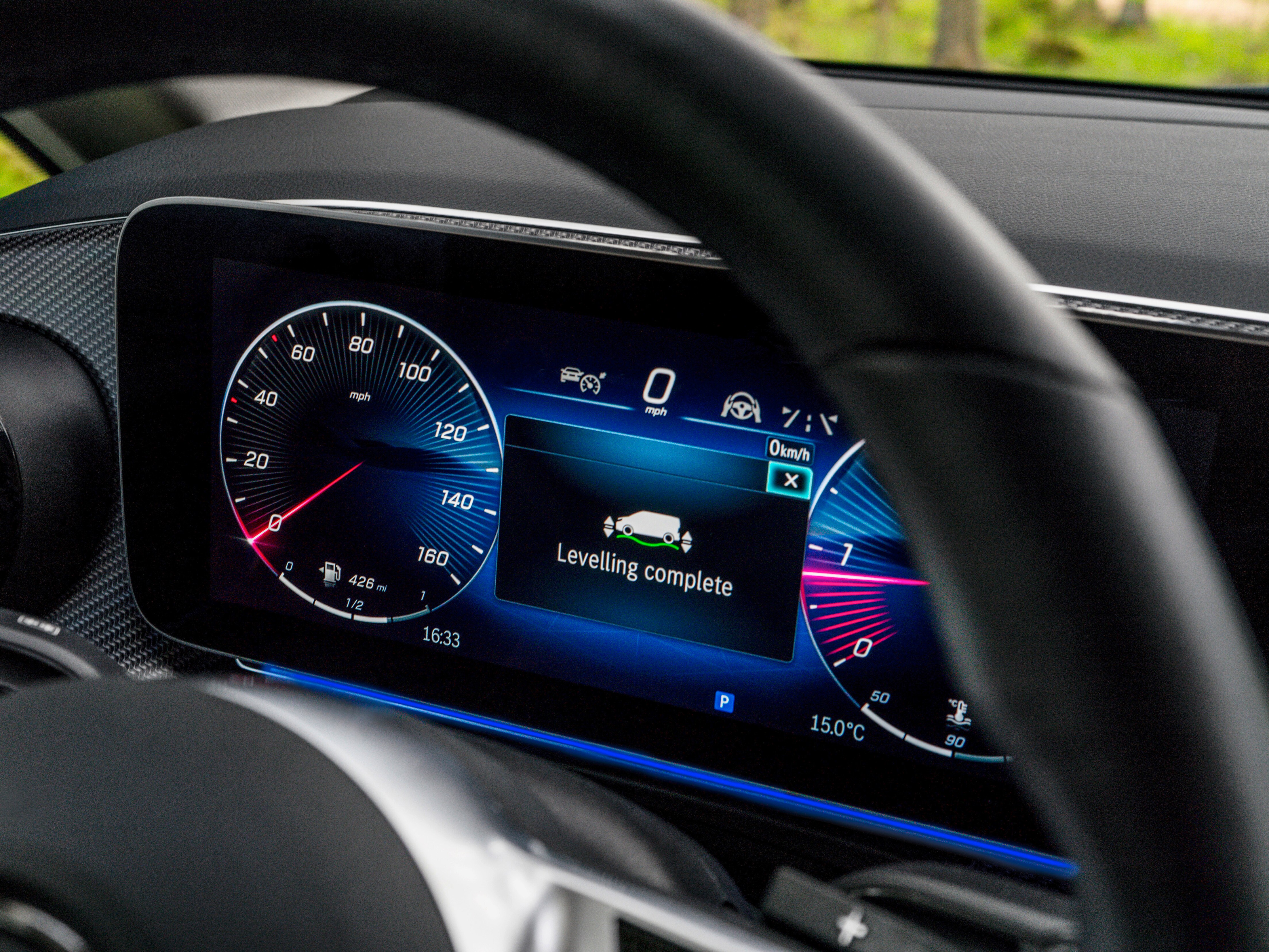 System poziomowania kampera AIRMATIC plus w panoramicznym kokpicie Klasy V Marco Polo