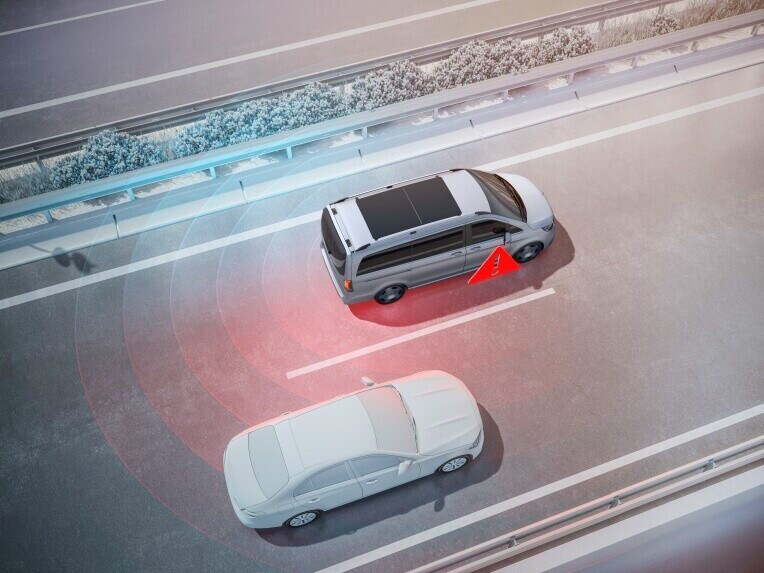 Asystent martwego punktu, emitując ostrzeżenia wizualne i dźwiękowe, pomaga unikać wypadków podczas zmiany pasa, na przykład na autostradzie.