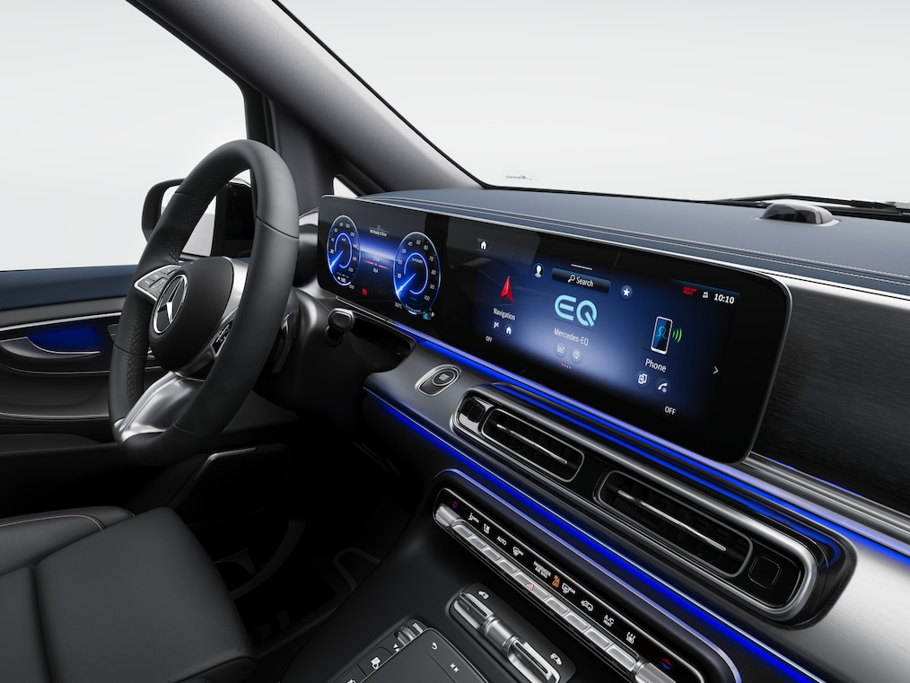 W cyfrowym kokpicie zintegrowana tablica wskaźników i wyświetlacz multimedialny tworzą jeden moduł wizualny i ciągłą szklaną powierzchnię.