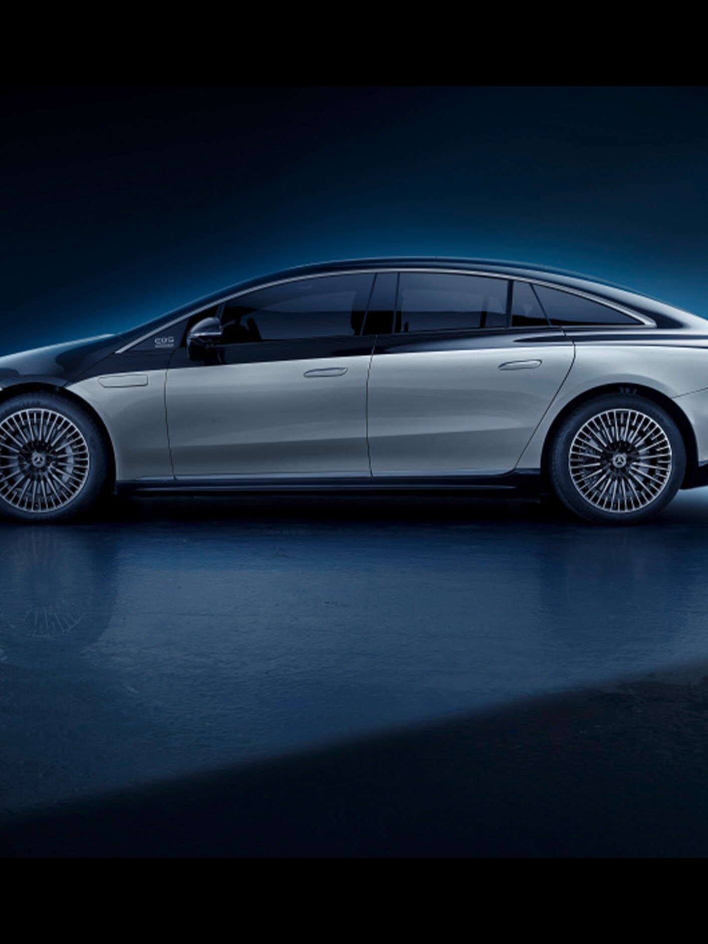 Widok z boku modelu EQS od Mercedes-Benz.