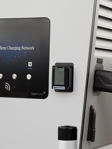 Stacja Mercedes-Benz Charging Network podczas korzystania.