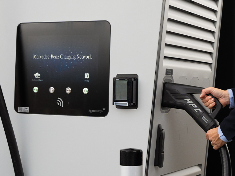 Opcje ładowania | Elektromobilność | Mercedes-Benz Stacja Mercedes-Benz Charging Network podczas korzystania.