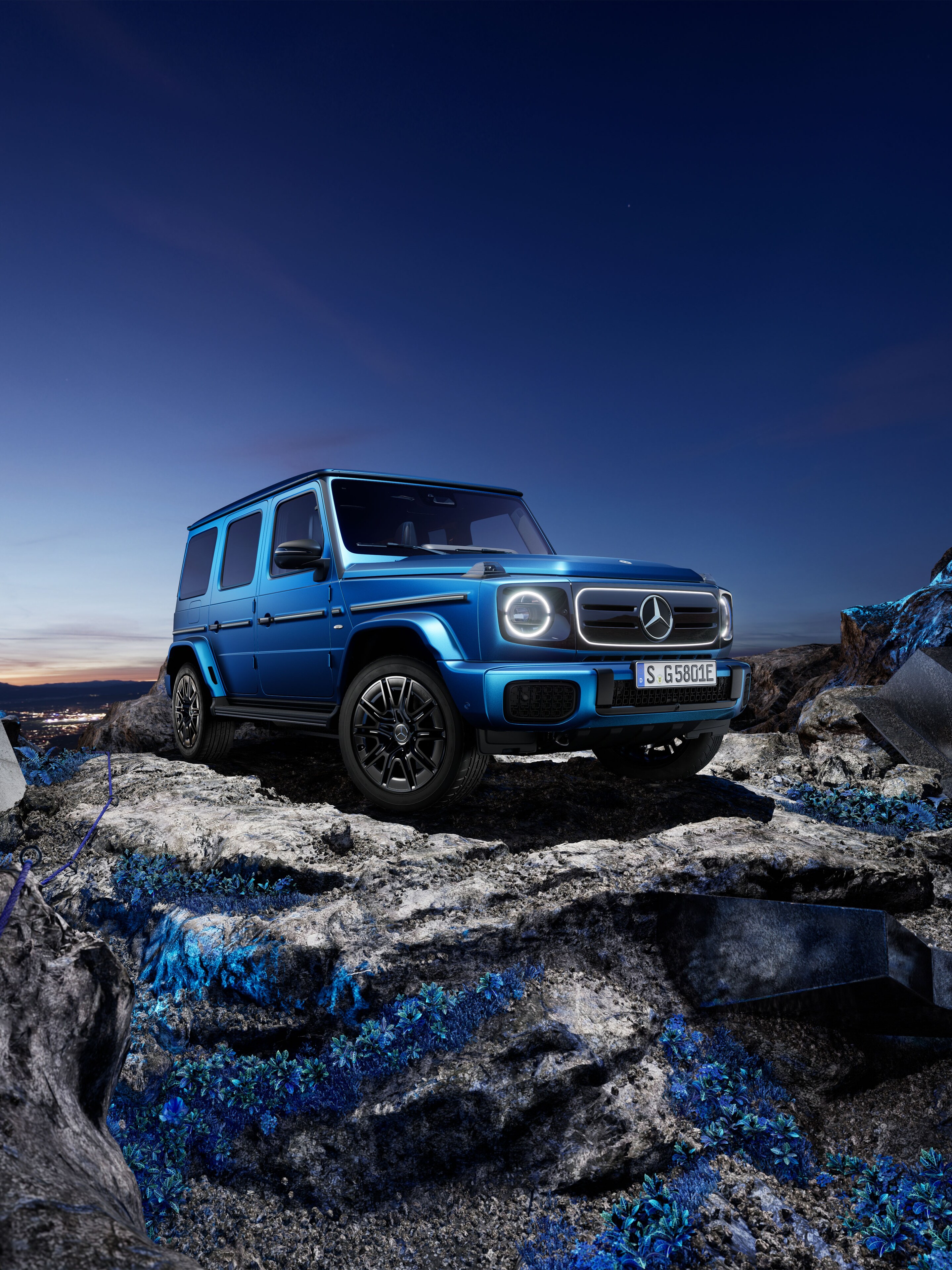 Elektryczny Mercedes-Benz Klasy G wśród skał.