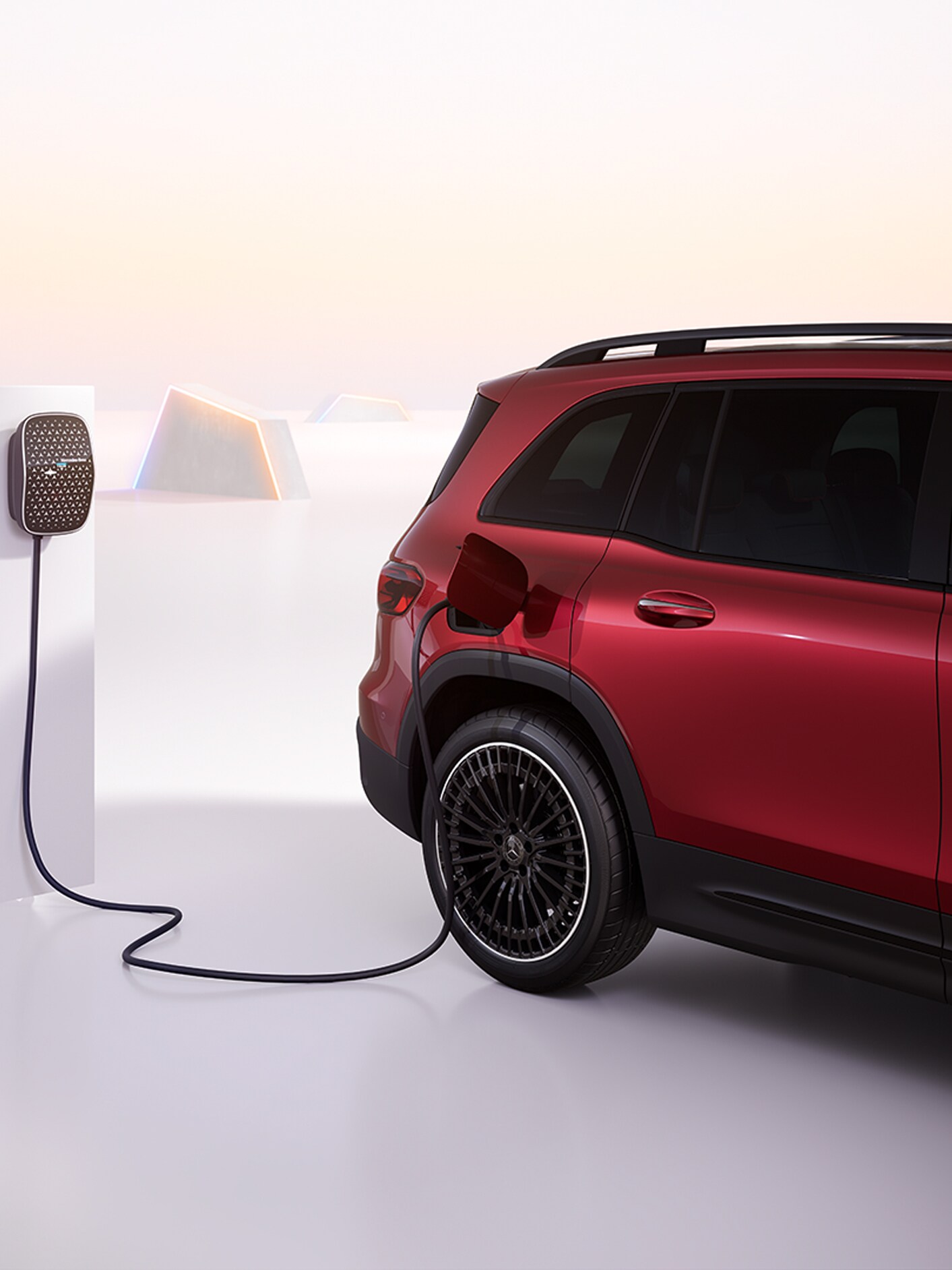 Samochód elektryczny EQB ładujący się przy stacji Mercedes-Benz Wallbox.
