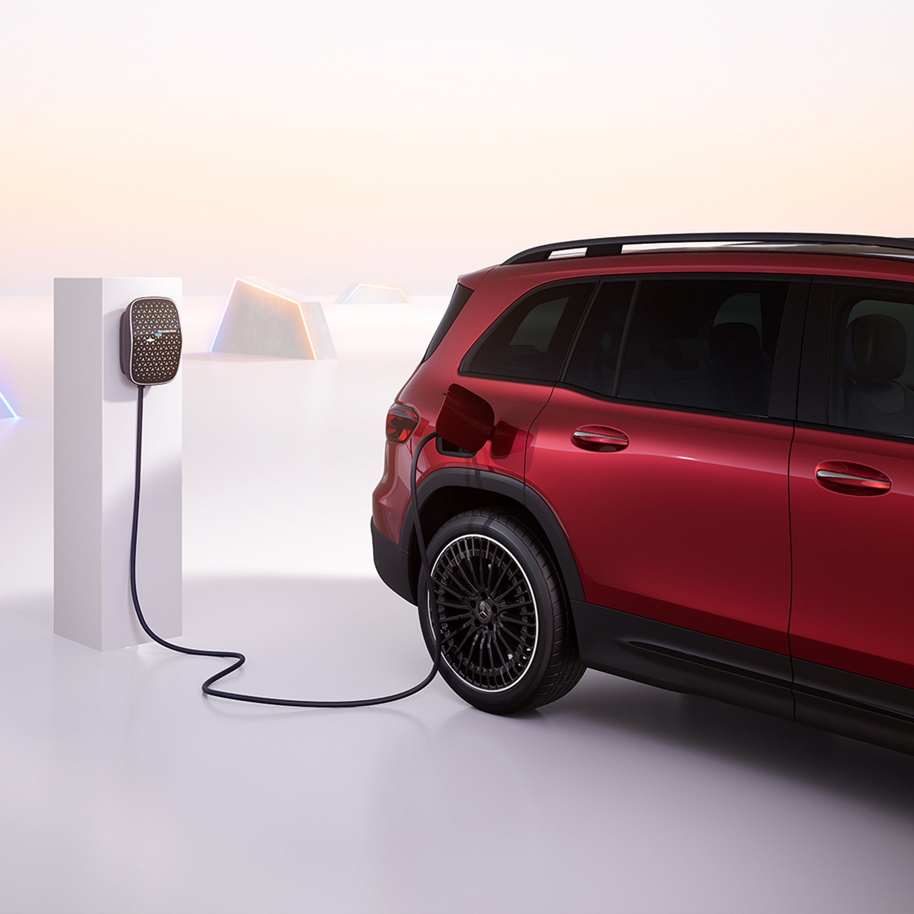 Ładowanie | Samochody elektryczne | Mercedes-Benz Samochód elektryczny EQB ładujący się przy stacji Mercedes-Benz Wallbox.