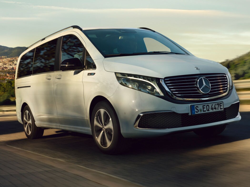 Biały Mercedes EQV podczas jazdy na drodze.