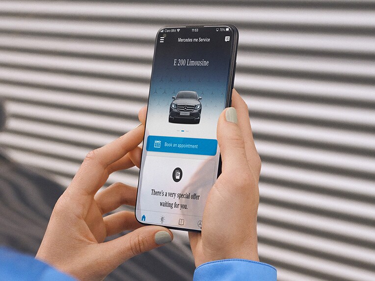 Aplikacja Mercedes-Benz na ekranie smartfona.