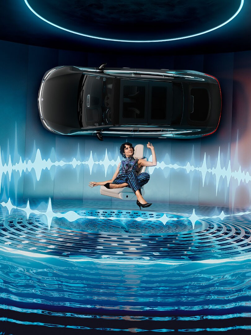 Kobieta słuchająca muzyki w fotelu Mercedesa.