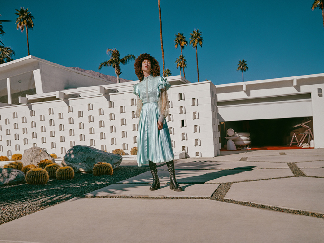 Innowacje | Mercedes-Benz Kobieta stoi na podjeździe przed garażem.