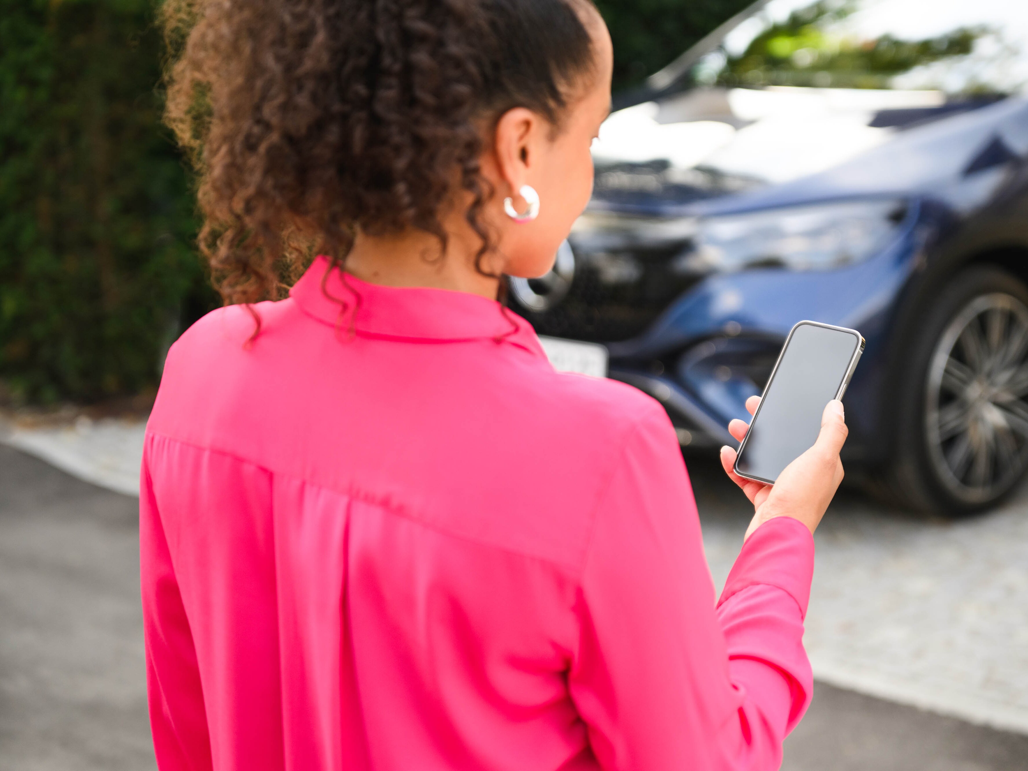 Kobieta korzystająca ze smartfona.