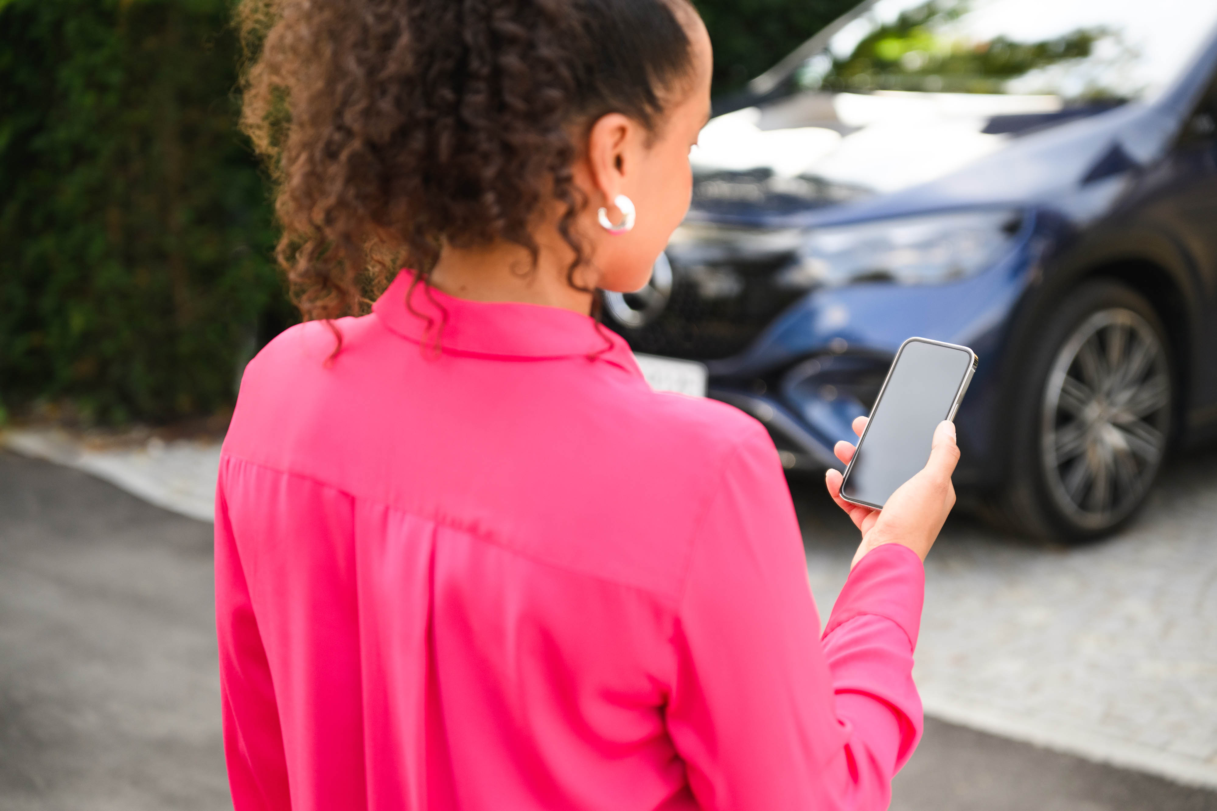 Finansowanie dla Twojego Mercedesa Kobieta korzystająca ze smartfona.