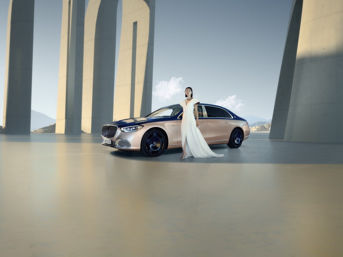 Klasa S Mercedes-Maybach Haute Voiture w błyszczącym odcieniu różowym.