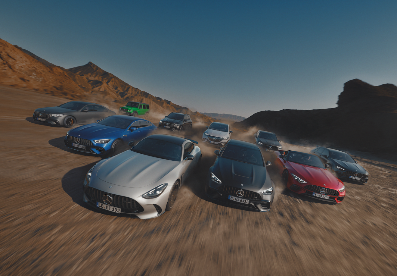 Osiągi Mercedesa-Benz AMG Performance zarówno na torze wyścigowym, jaki i na drodze Gama modeli Mercedesa-Benz AMG na pustyni.