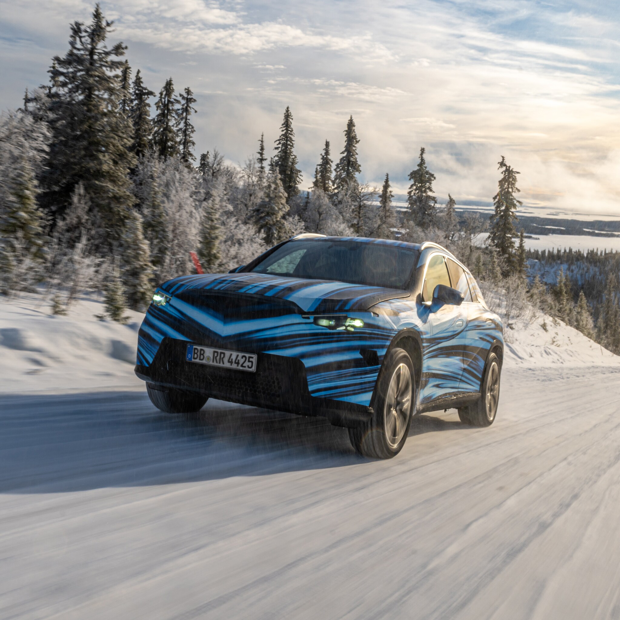 Elektryczny GLC SUV jadący ośnieżoną drogą.