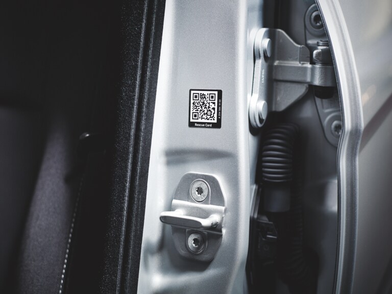 Kod QR widoczny po otwarciu drzwi samochodu.