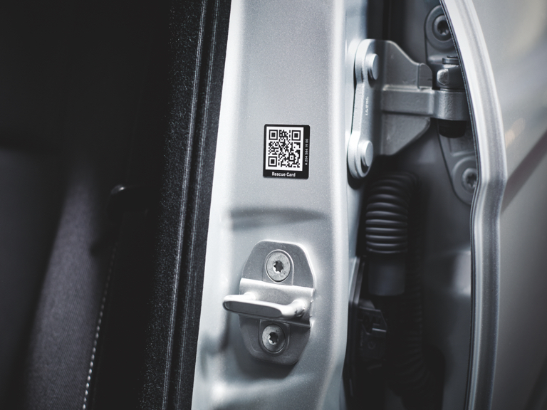Kod QR we drzwiach | Mercedes-Benz Kod QR widoczny po otwarciu drzwi samochodu.