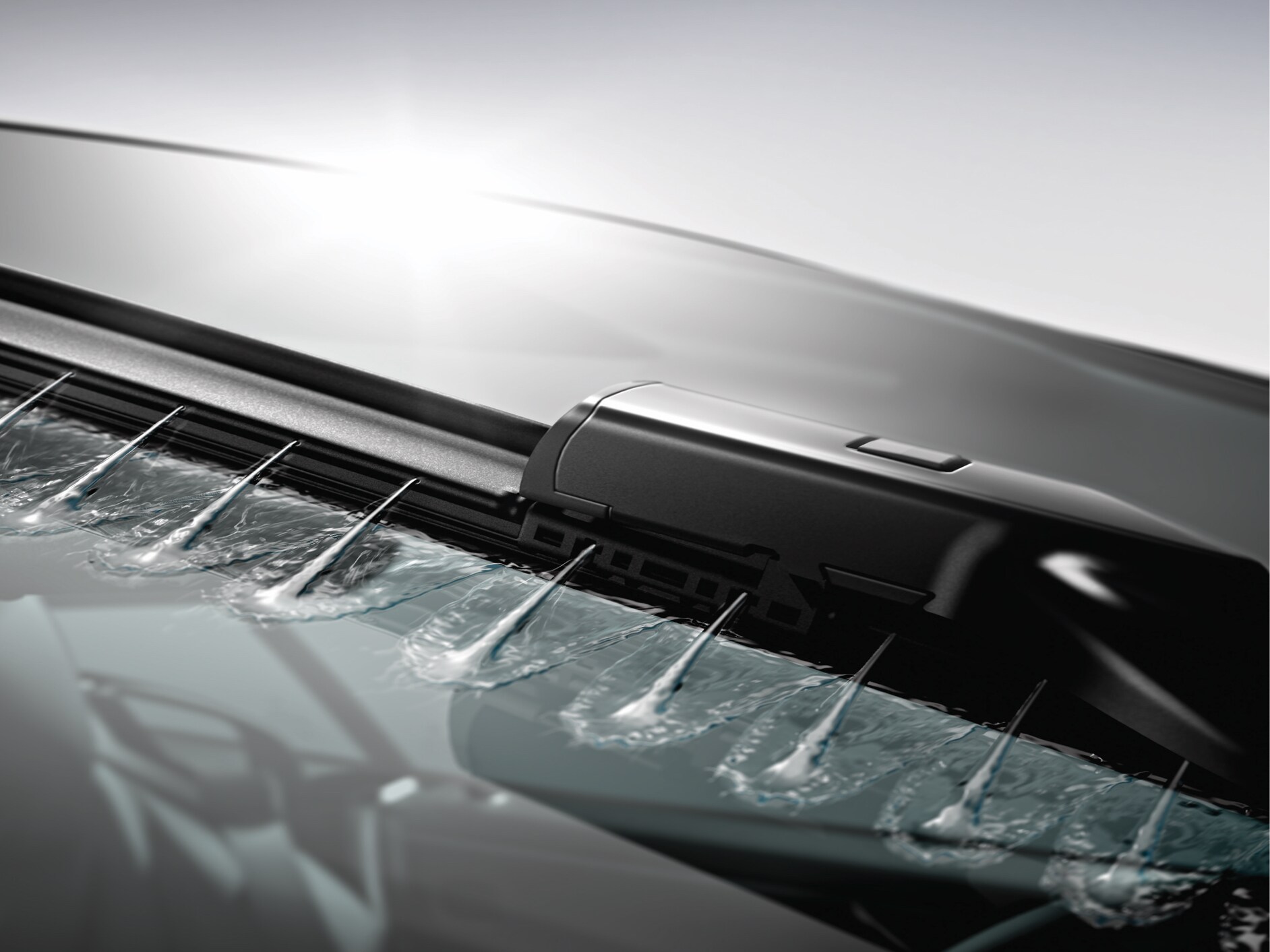 Płyn do wycierania jest rozpylany na szybę