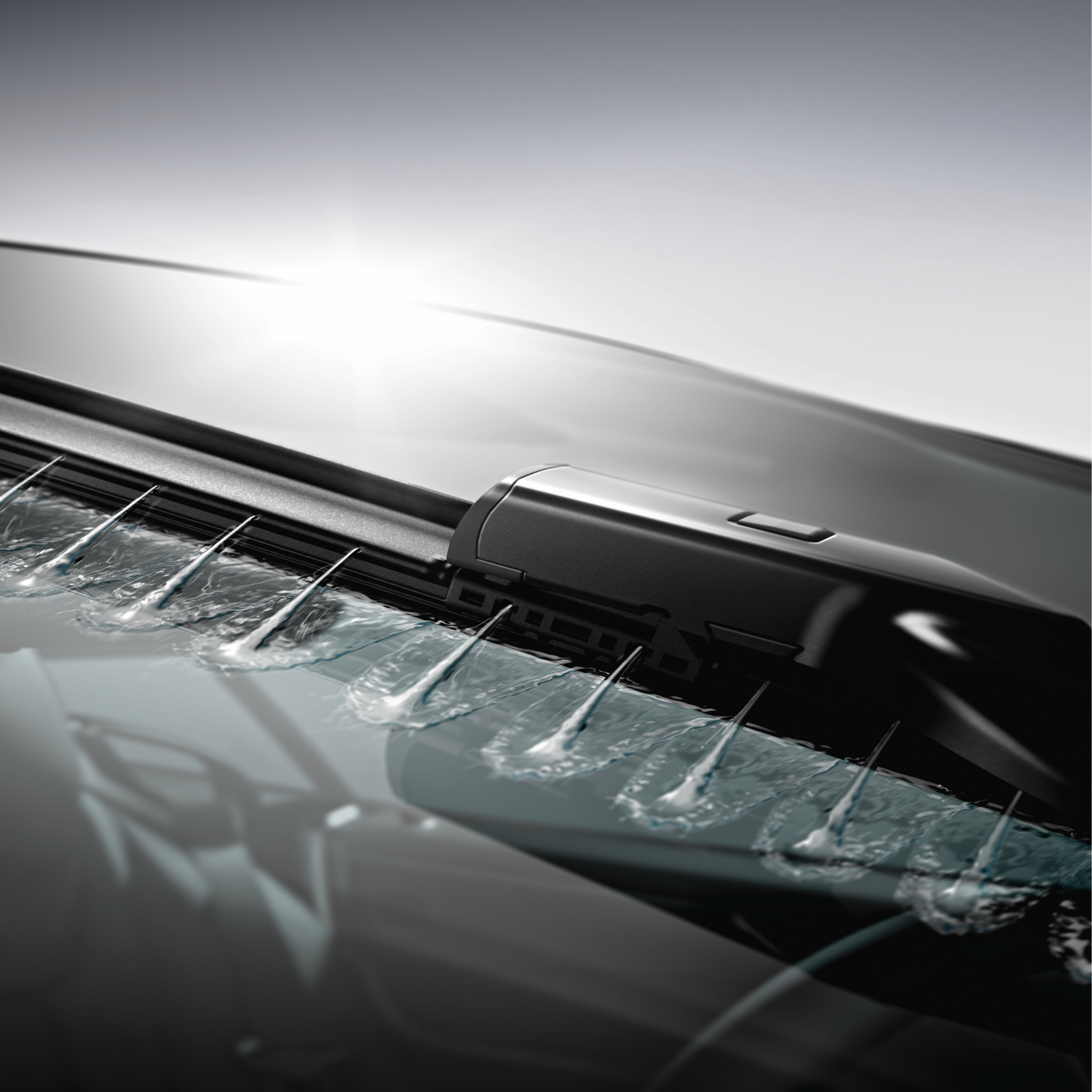 Płyn do wycierania jest rozpylany na szybę Płyn do wycierania jest rozpylany na szybę