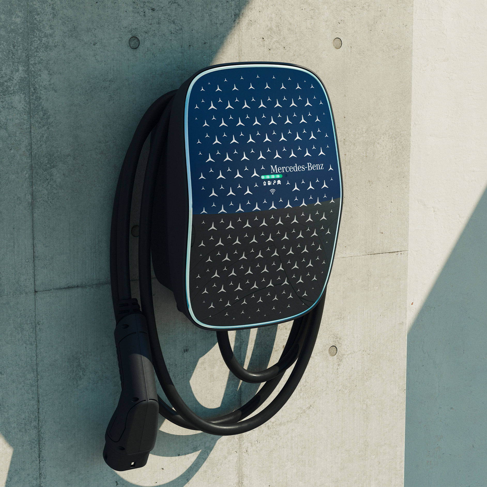 Zakup stacji wallbox | Ładowanie | Mercedes-Benz Stacja Mercedes-Benz Wallbox zamontowana na szarej, betonowej ścianie.