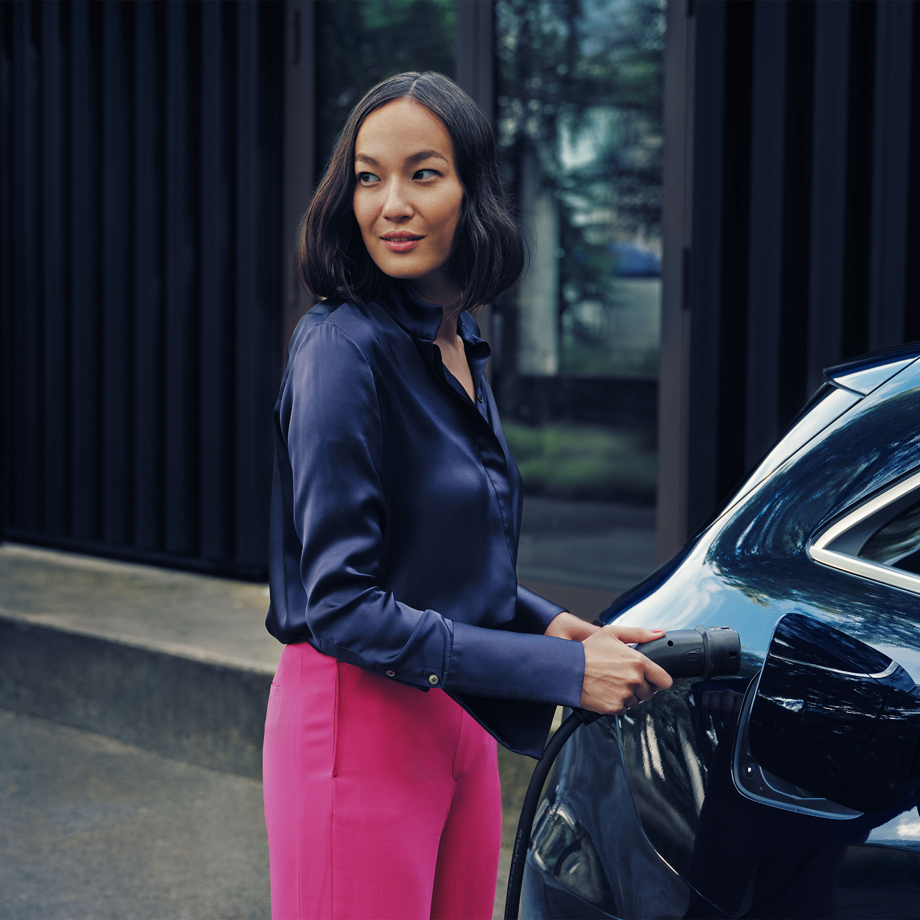 Korzystanie | Ładowanie | Mercedes-Benz Osoba ładuje swój pojazd Mercedes-Benz na stacji Mercedes-Benz Wallbox.