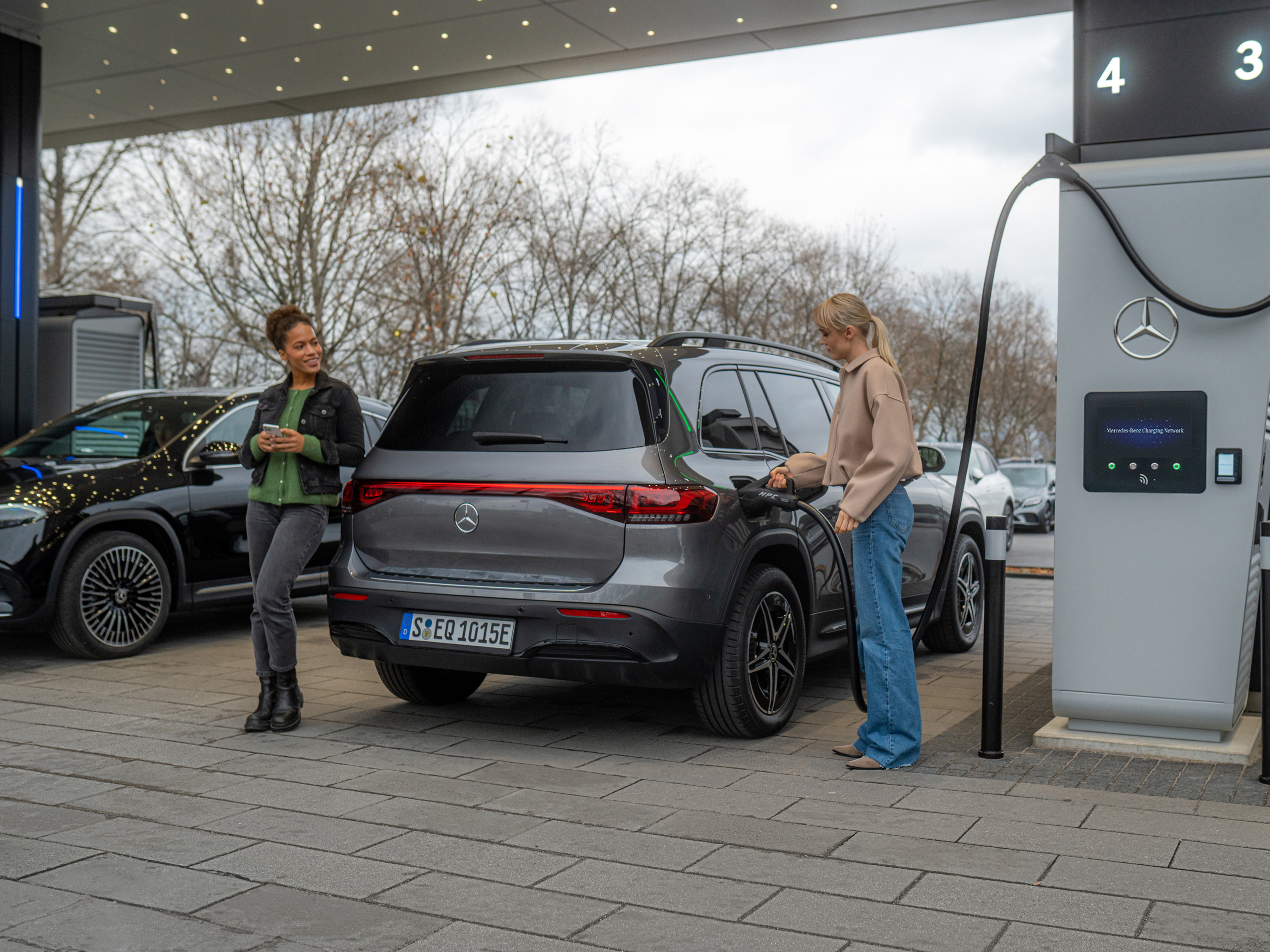 Mercedes-Benz Charging Network | Ładowanie w drodze | Mercedes-Benz Dwa samochody elektryczne Mercedes-Benz na stacji ładowania.