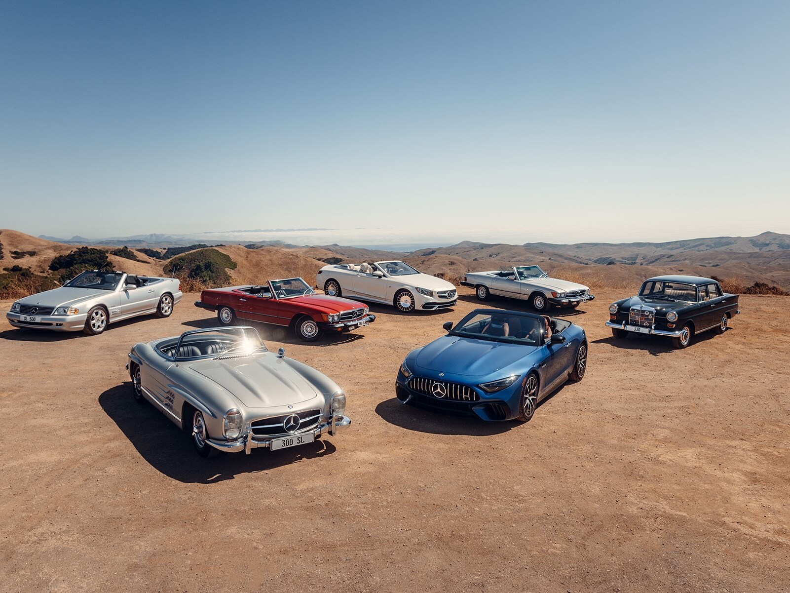 Pojazdy Mercedes-Benz Classic na pustyni.