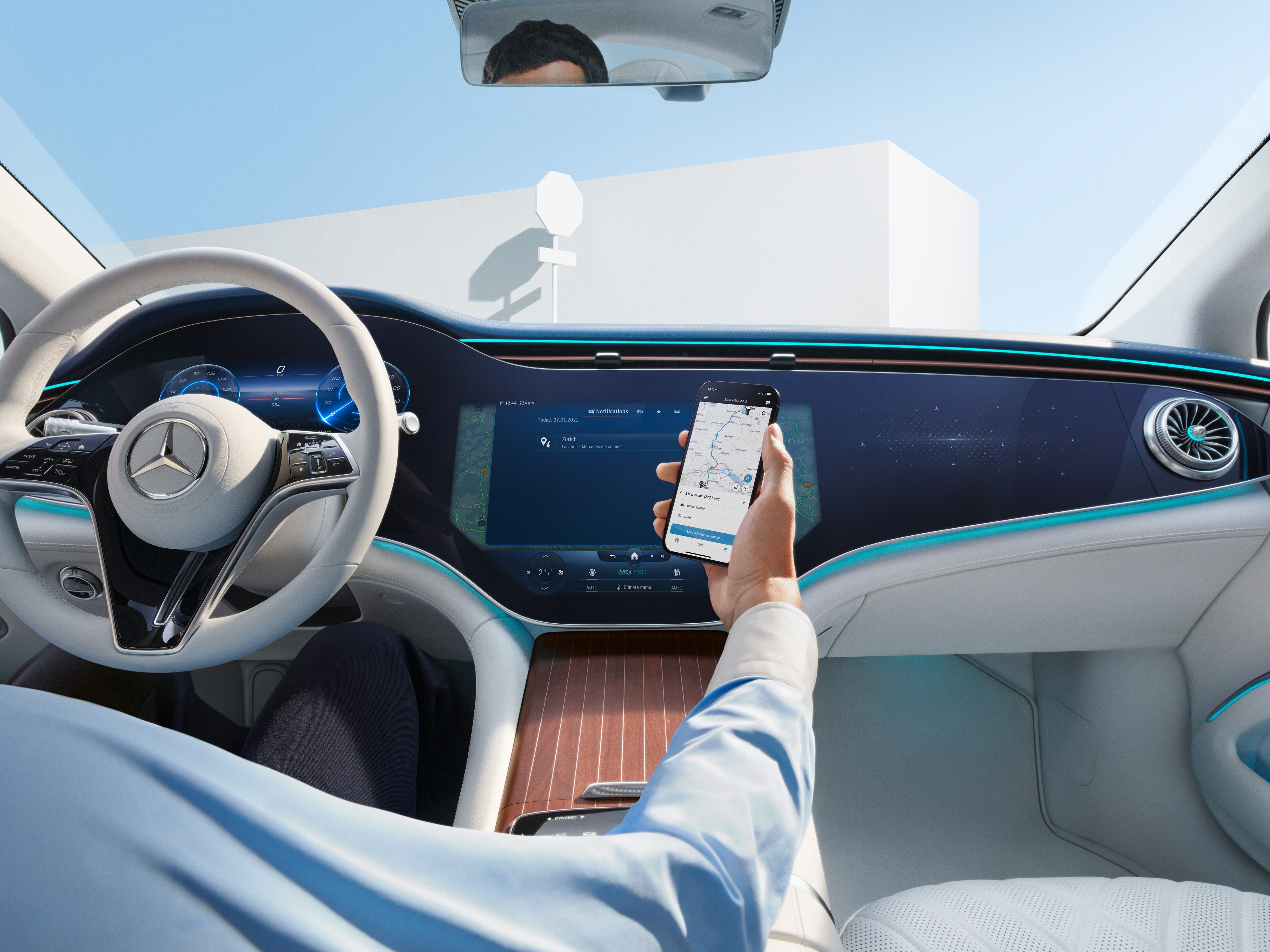Kierowca sprawdza na smartfonie lokalizację najbliższego dealera Mercedes-Benz.