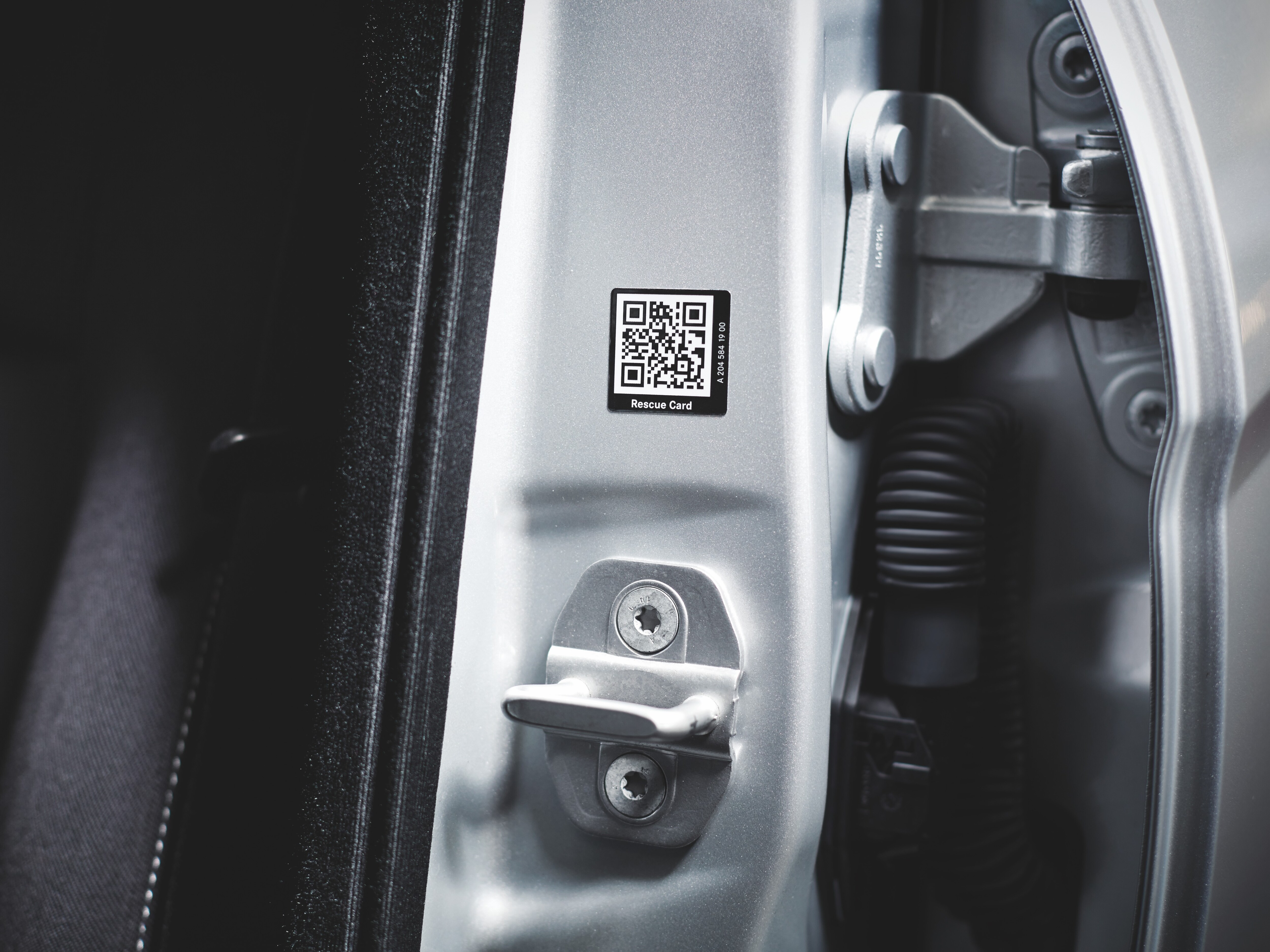 Naklejka ratownicza na pojeździe Mercedes-Benz.