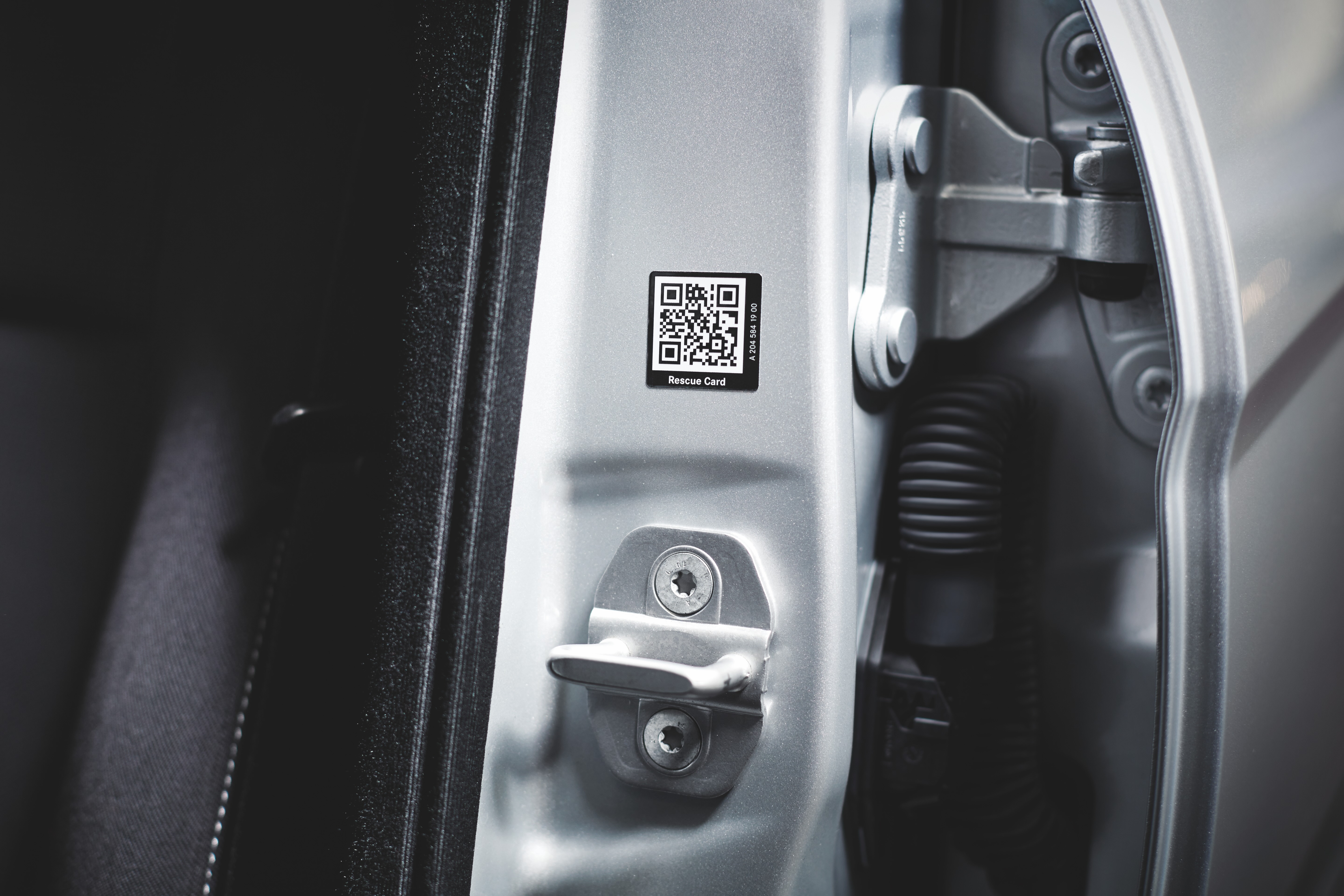 Naklejki ratownicze | Mercedes-Benz Naklejka ratownicza na pojeździe Mercedes-Benz.