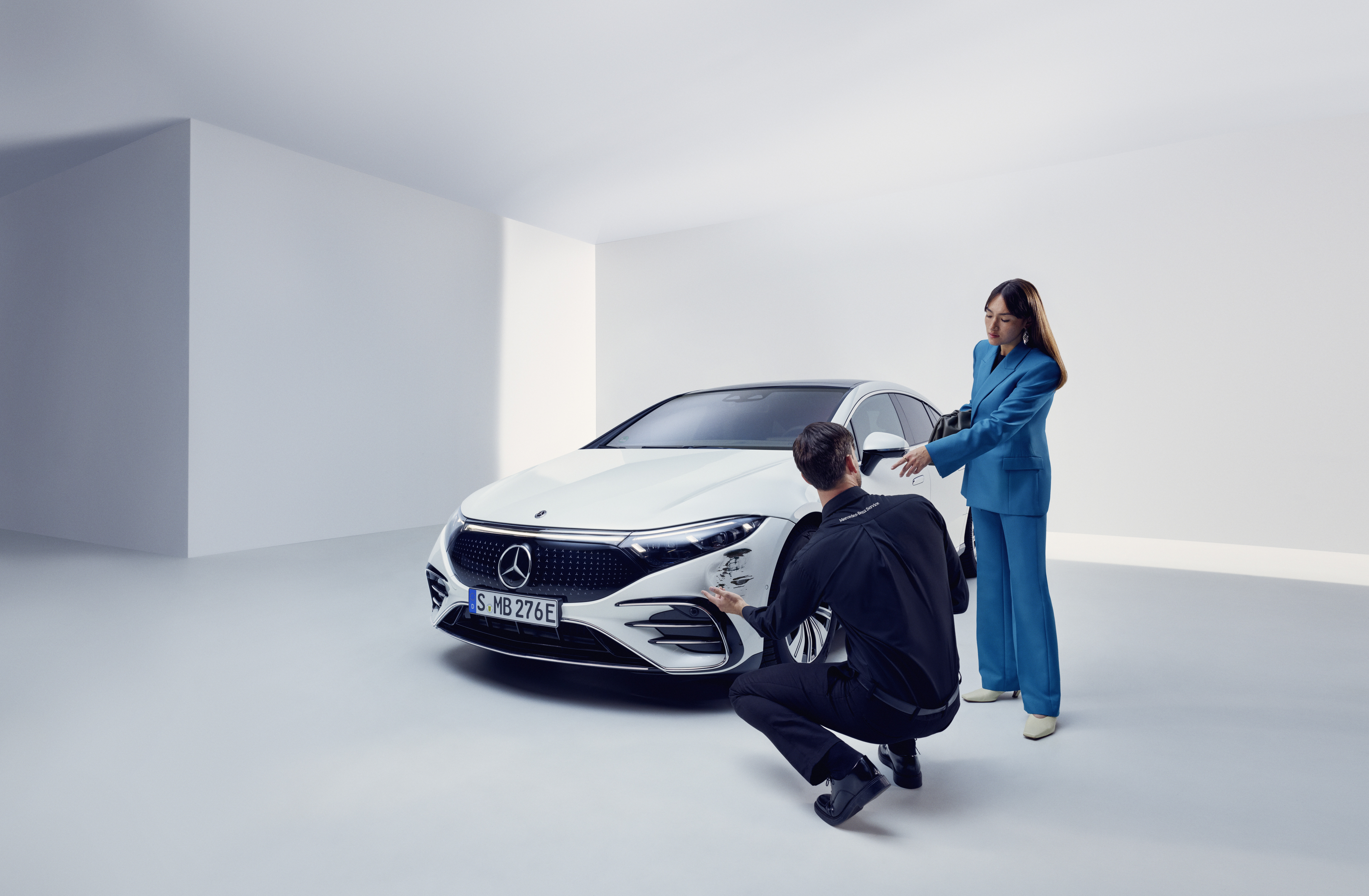 Zgłoszenie szkody online | Mercedes-Benz Mężczyzna dokonuje przeglądu należącego do pojazdu Mercedes-Benz.