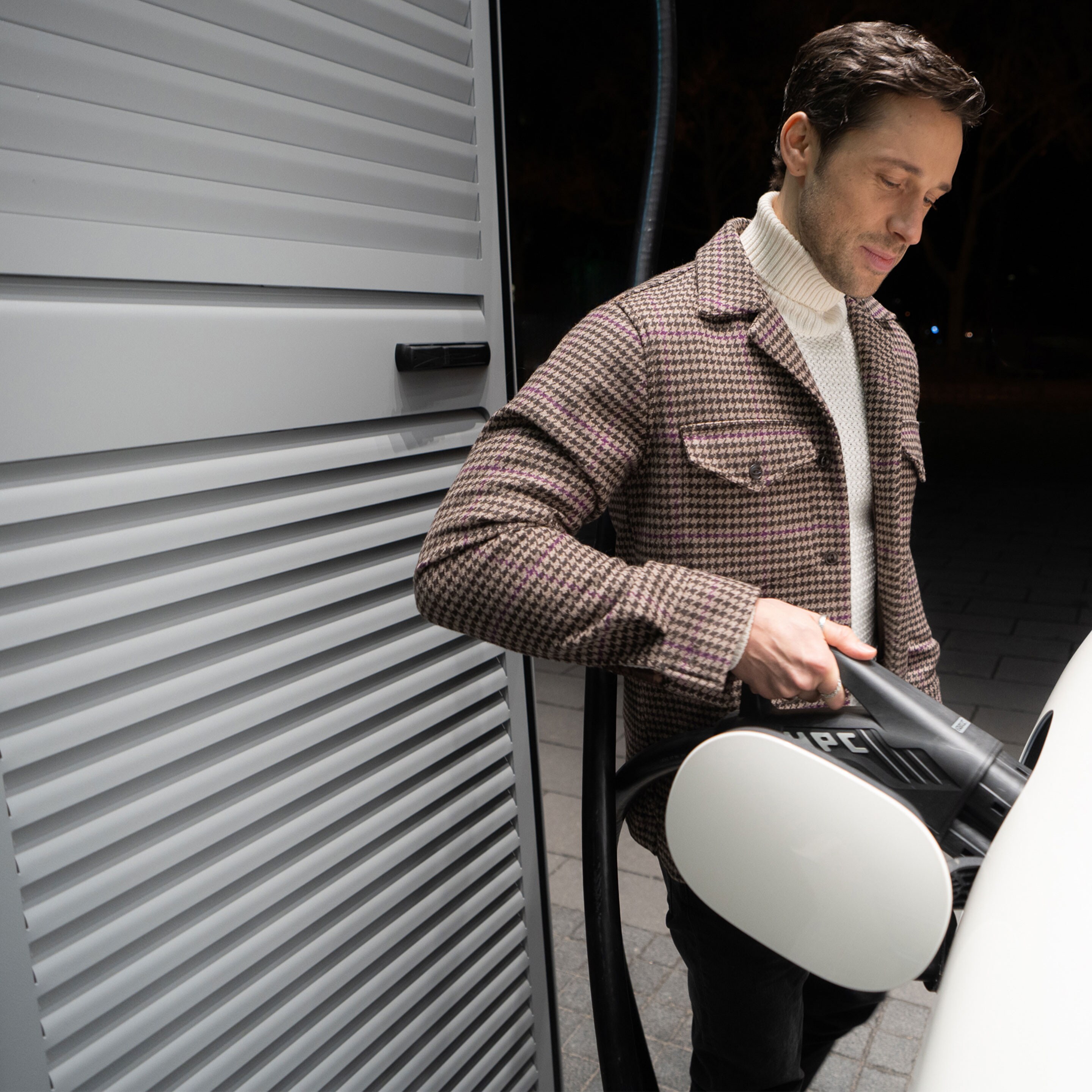 Samochód elektryczny Mercedes-Benz podczas ładowania w trasie przy użyciu MB.CHARGE Public.