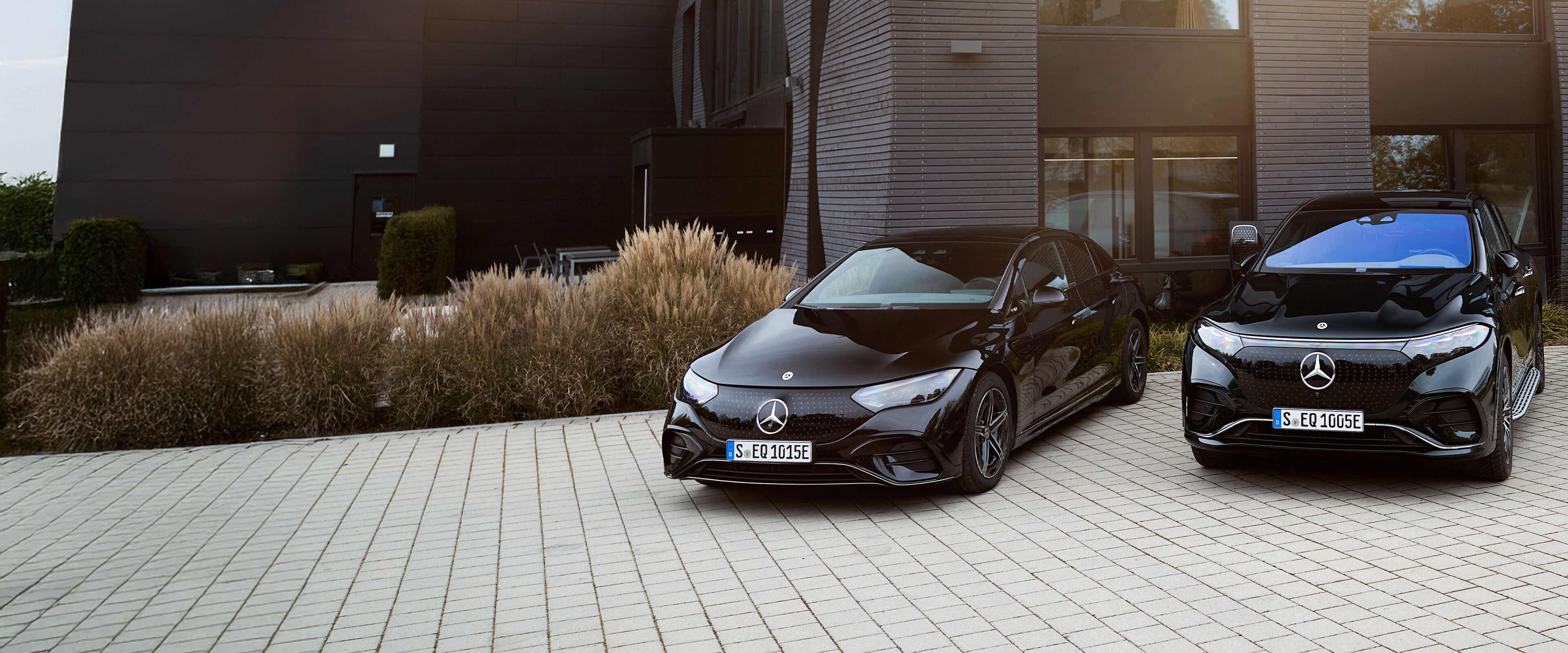 Klienci biznesowi dysponujący flotą pojazdów elektrycznych sprawdzający stan naładowania pojazdu.