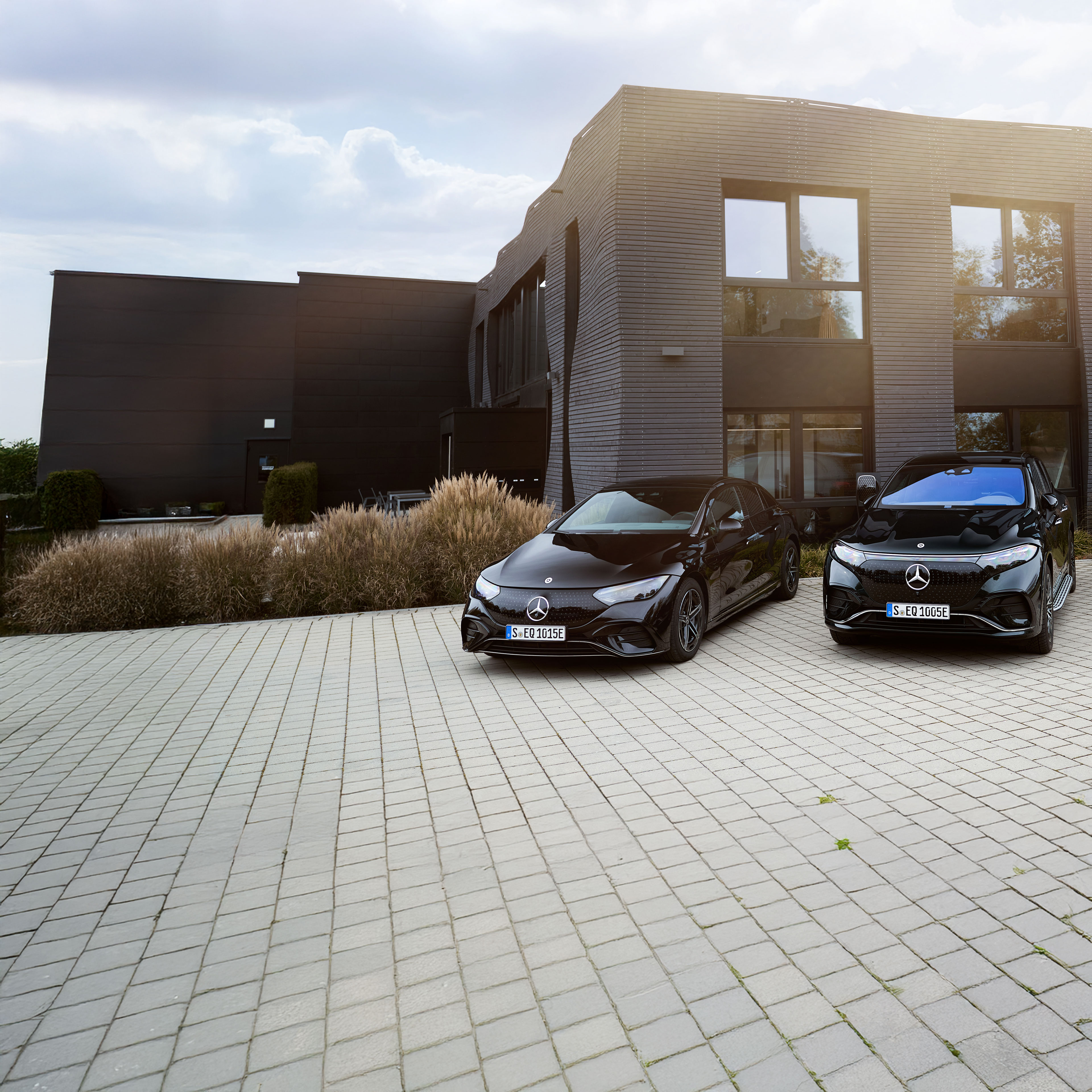 Rozwiązania w zakresie ładowania dla klientów biznesowych | Mercedes-Benz Klienci biznesowi dysponujący flotą pojazdów elektrycznych sprawdzający stan naładowania pojazdu.