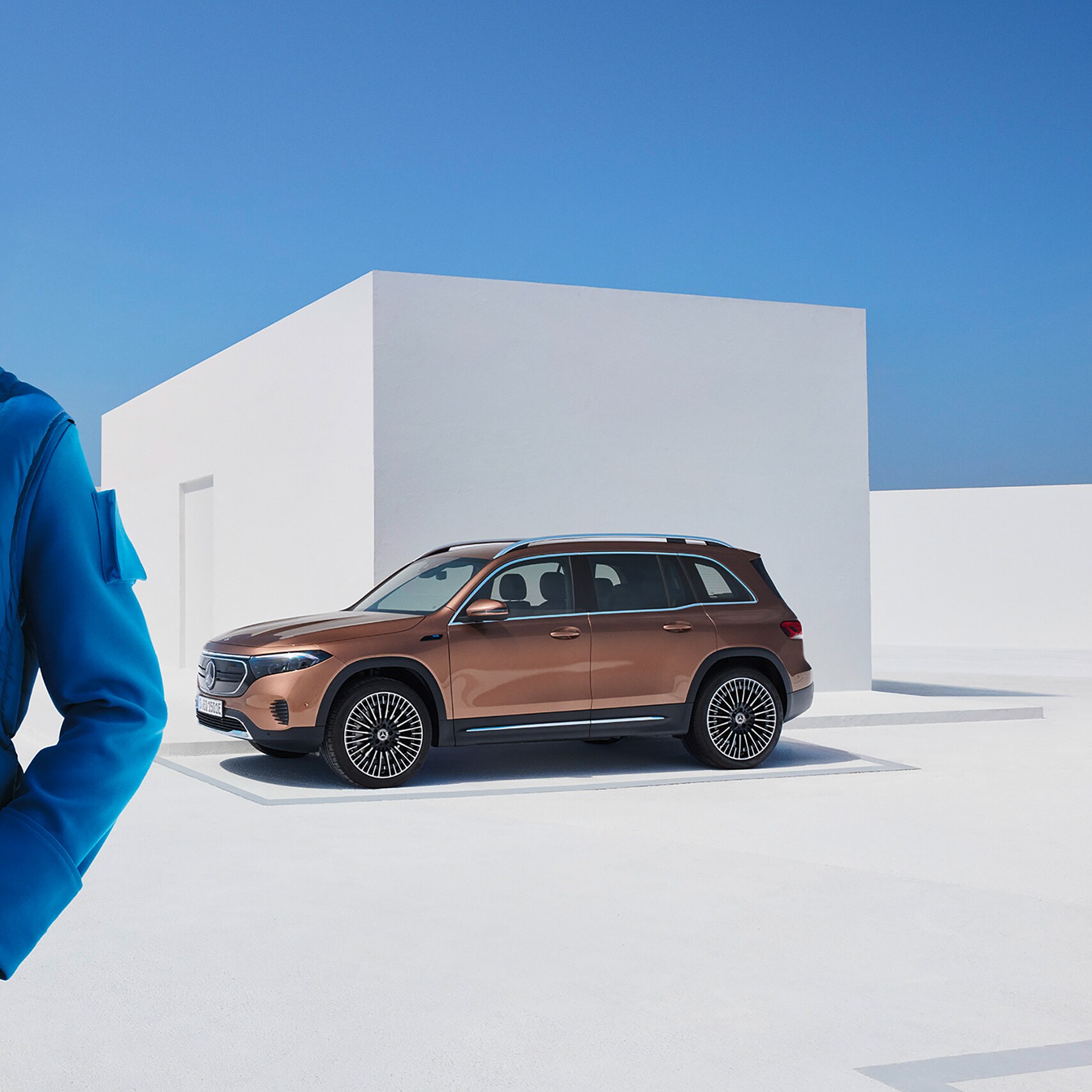 Mężczyzna łączy się ze swoim Mercedes-Benz za pomocą Cyfrowych Dodatków na swoim smartfonie.
