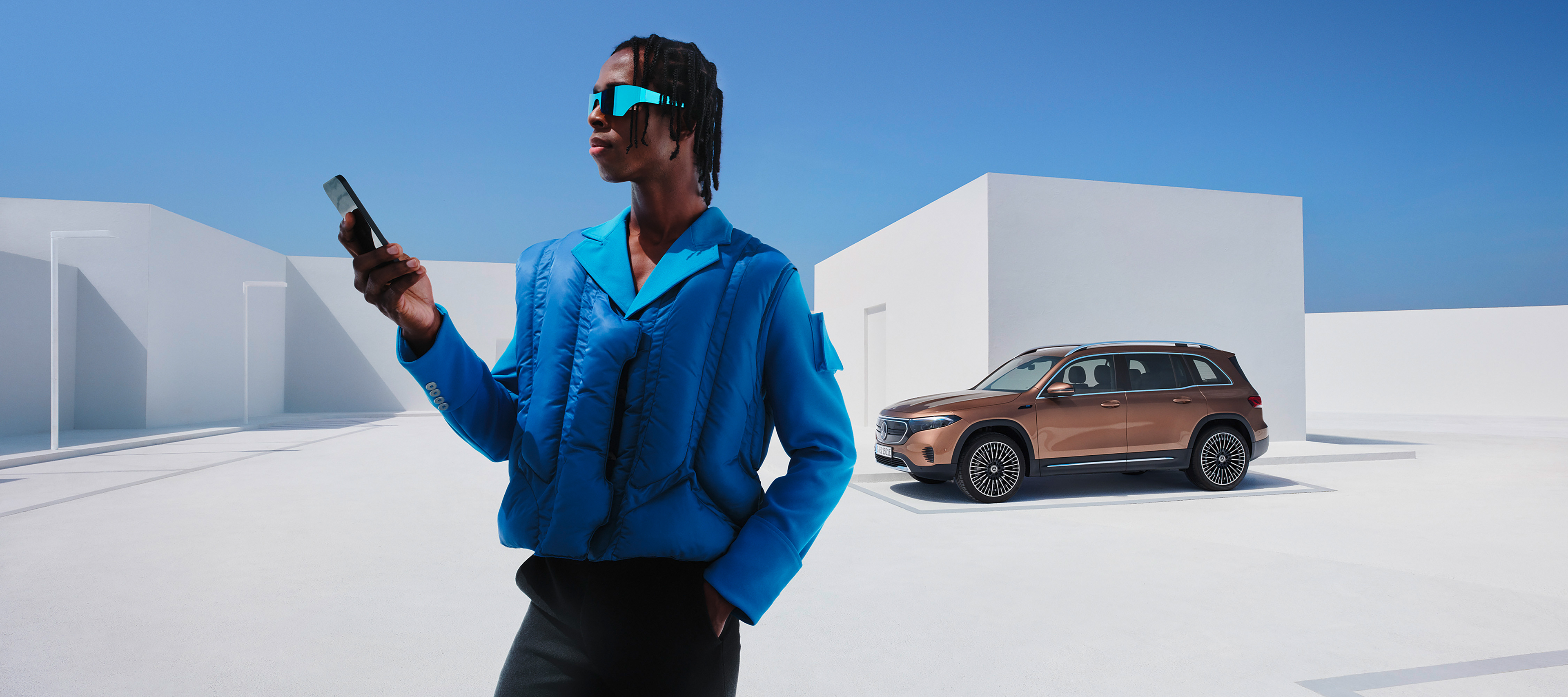 Aplikacja Mercedes-Benz | Mercedes-Benz Mężczyzna łączy się ze swoim samochodem Mercedes-Benz za pomocą Cyfrowych dodatków na swoim smartfonie.