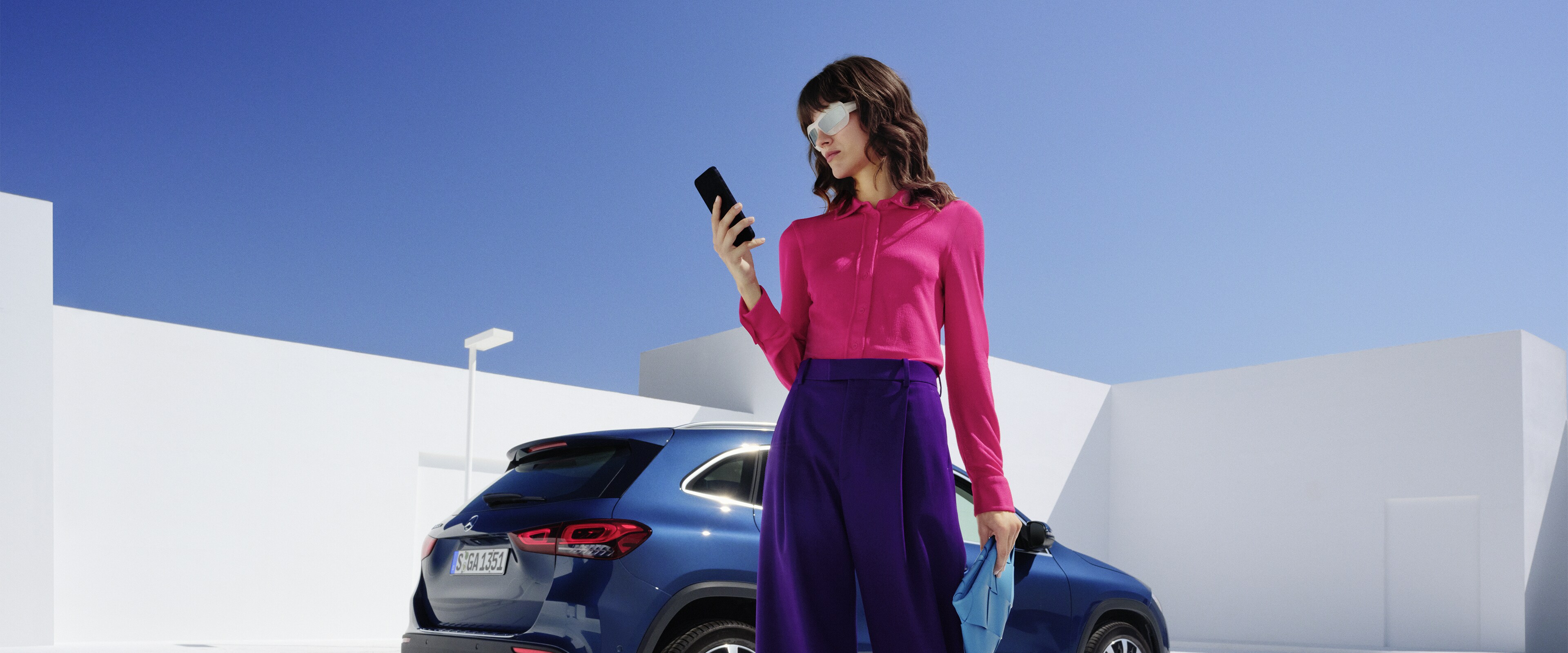 Wybór opcji cyfrowych dodatków w systemie multimedialnym MBUX w samochodzie Mercedes-Benz.