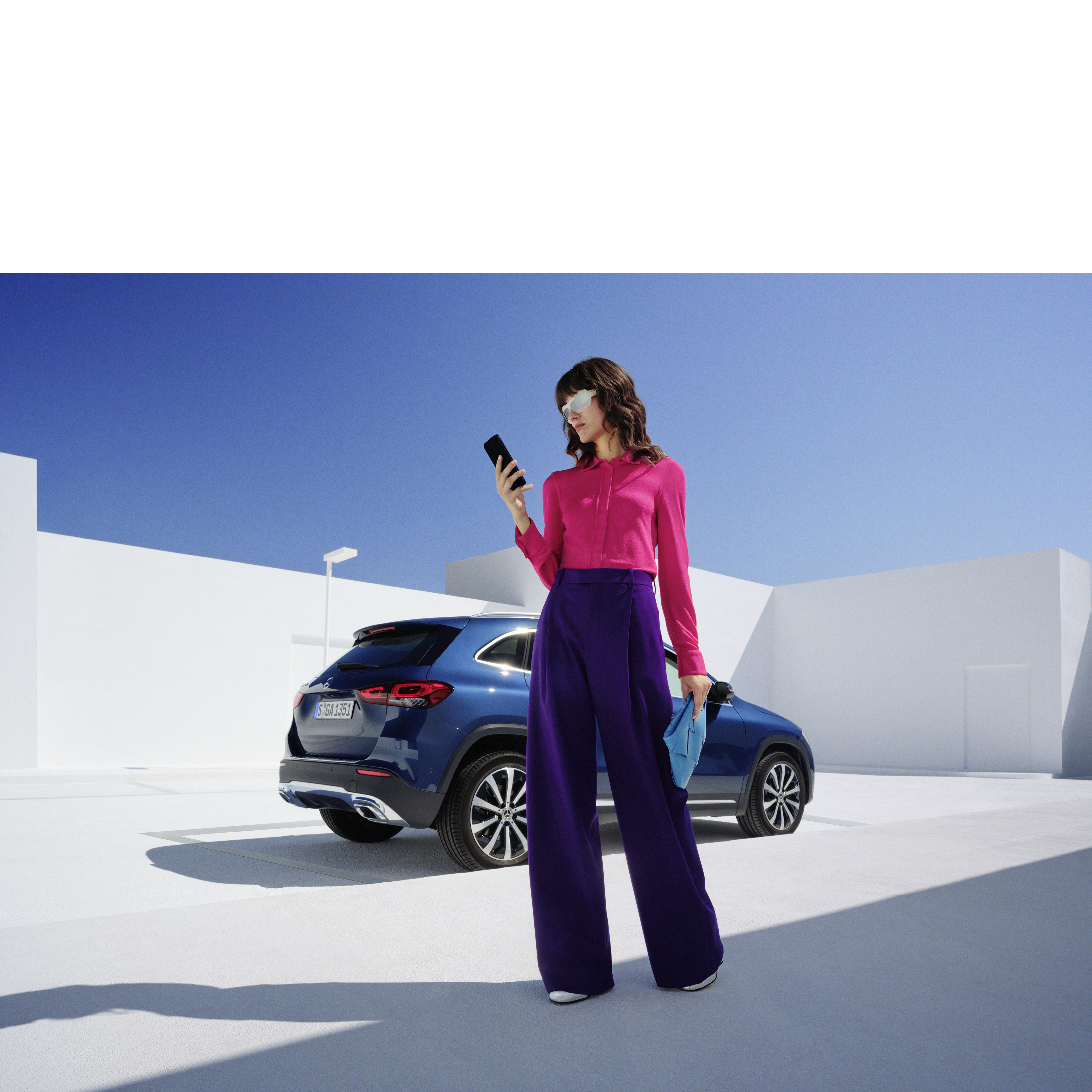 Identyfikator Mercedes-Benz | Mercedes-Benz Wybór opcji cyfrowych dodatków w systemie multimedialnym MBUX w samochodzie Mercedes-Benz.
