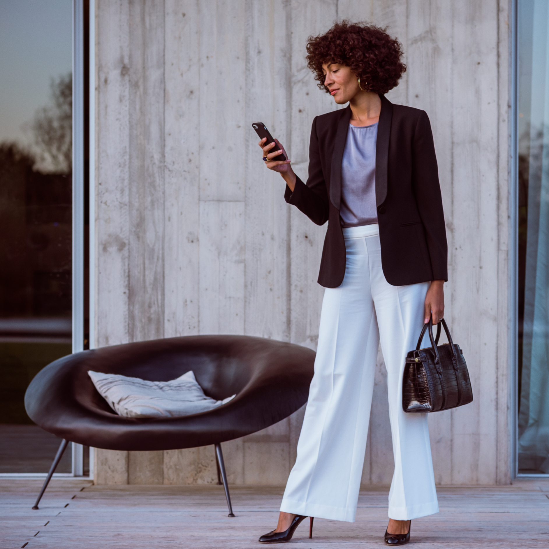 Aplikacja Mercedes-Benz | Identyfikator Mercedes-Benz | Mercedes-Benz Kobieta łączy się ze swoim samochodem Mercedes-Benz za pomocą smartfona, aplikacji Mercedes-Benz i swojego konta Mercedes me ID.