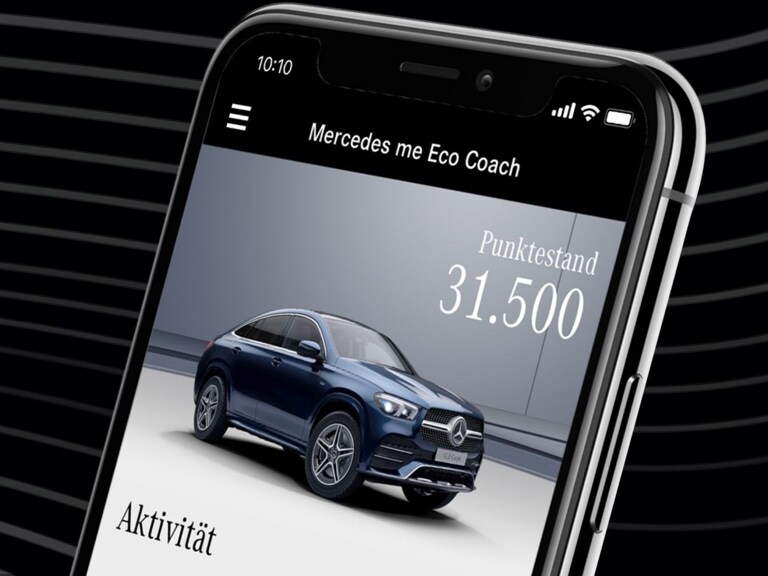 Na smartfonie otwarta jest aplikacja Mercedes me Eco Coach i wyświetlany jest wynik osiągnięty dzięki szczególnie ekologicznemu stylowi jazdy.