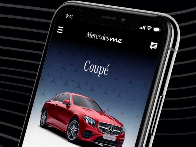 Aplikacja Mercedes-Benz na ekranie smartfona.